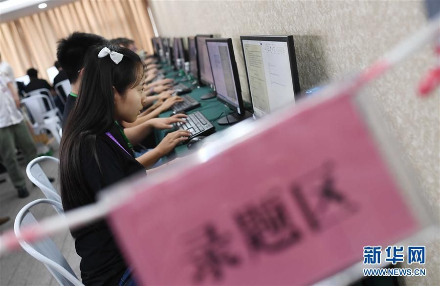 成都人工智能机器人挑战今年高考数学