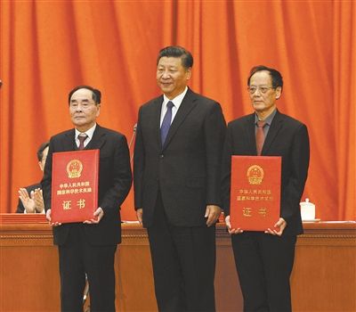 中共中央国务院重奖科技功臣