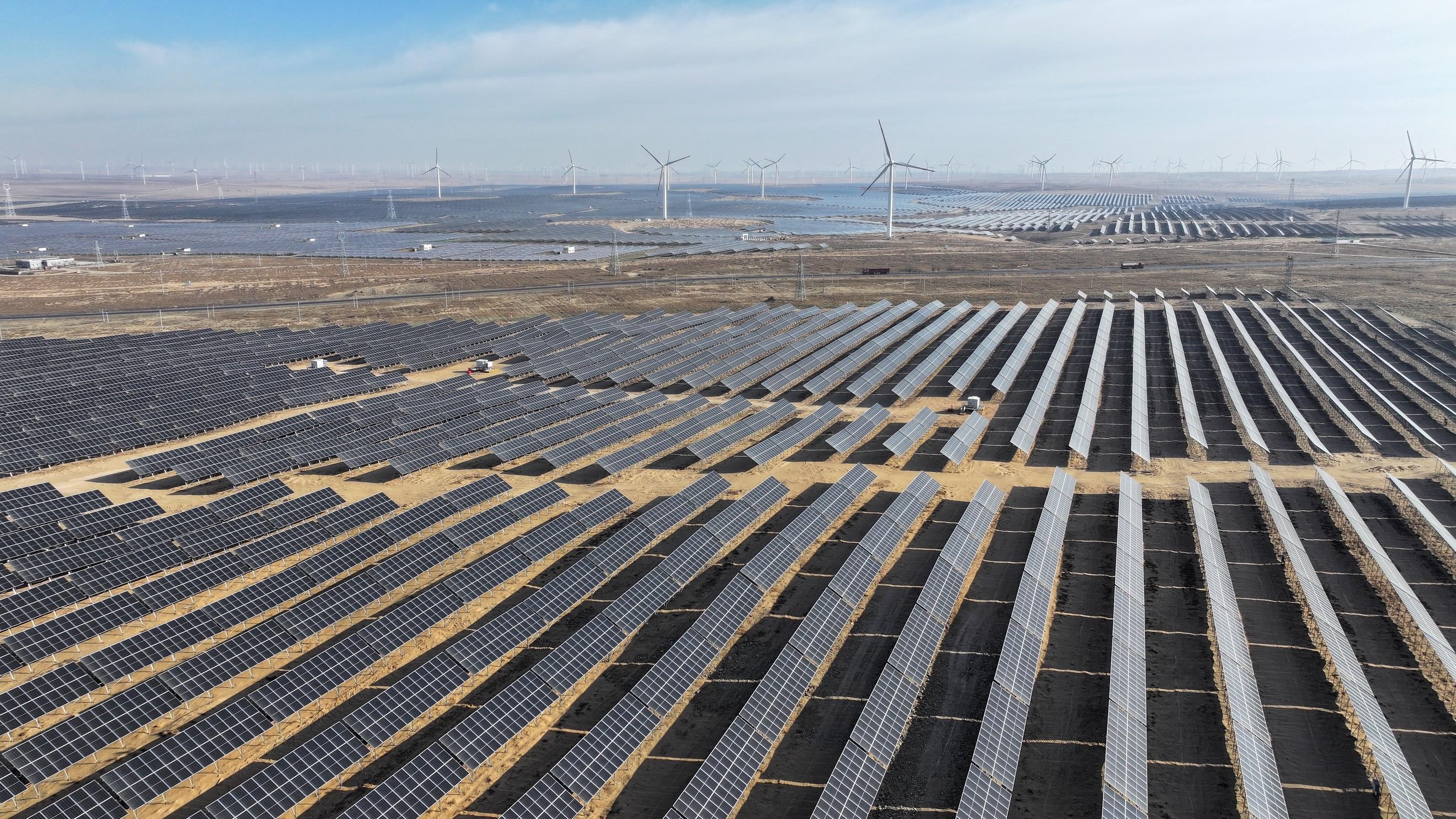 我国单体最大采煤沉陷区光伏项目投运  创多项技术第一随着灵武二期光伏项目完成试运行、移交生产，我国单体最大的采煤沉陷区光伏项目——宁夏灵武400万千瓦采煤沉陷区新能源基地28日正式投运。至此，总装机达600万千瓦的宁夏采煤沉陷区光伏项目全面建成，每年将向华东地区输送约108亿度的清洁电能。该项目由国家能源集团投资建设，